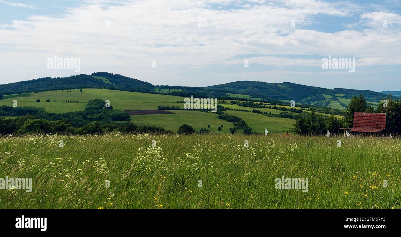 Frühling Galle Karpaty Berge über Nedasova Lhota Dorf auf tschechisch-slowakischen Grenzgebiet mit Wiesen, isolierte Hütte, kleinere Hügel und blauen Himmel Stockfoto