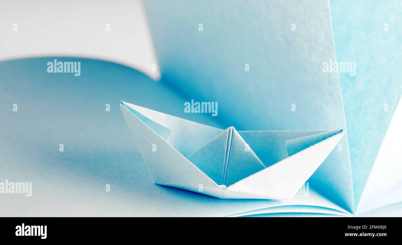 Origami, Papierboot auf Blatt Stockfoto