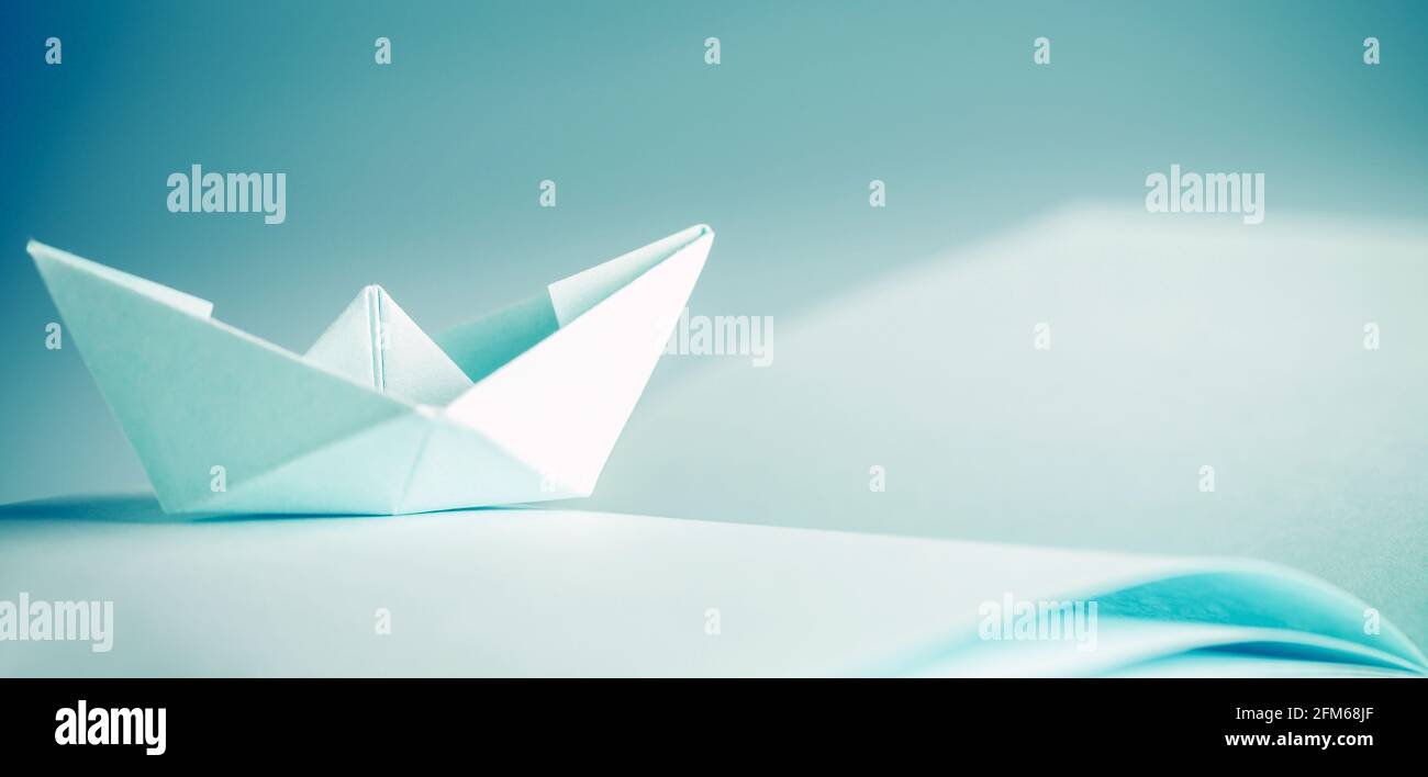 Origami, Papierboot auf Blatt Stockfoto