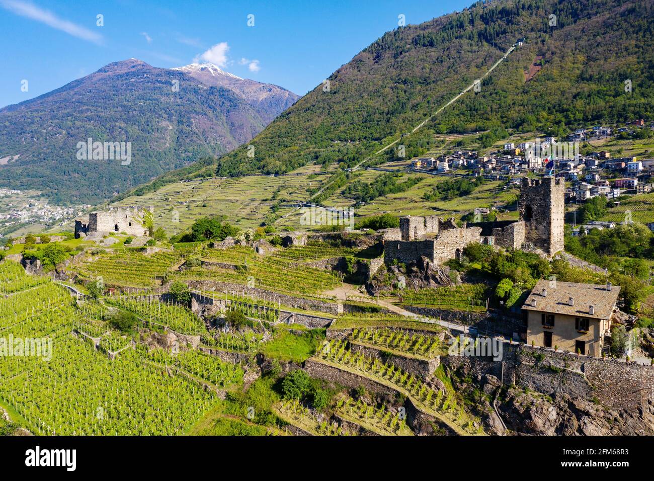 Valtellina (IT), Grumello Weinberge in der Nähe von Sondrio, Luftaufnahme Stockfoto