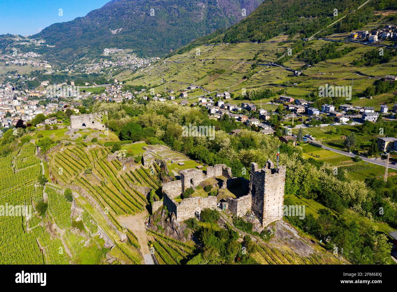 Valtellina (IT), Grumello Weinberge in der Nähe von Sondrio, Luftaufnahme Stockfoto