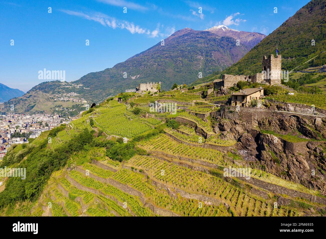 Valtellina (IT), Grumello Weinberge in der Nähe von Sondrio, Luftaufnahme Stockfoto