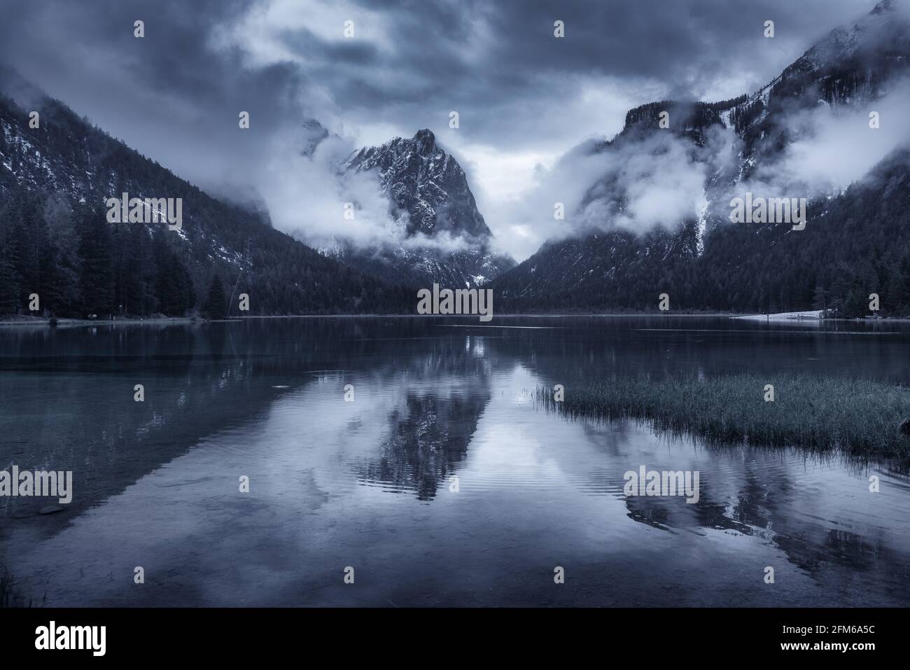 Bergsee an bewölktem regnerischen Tag im Frühling. Dramatische Landschaft Stockfoto