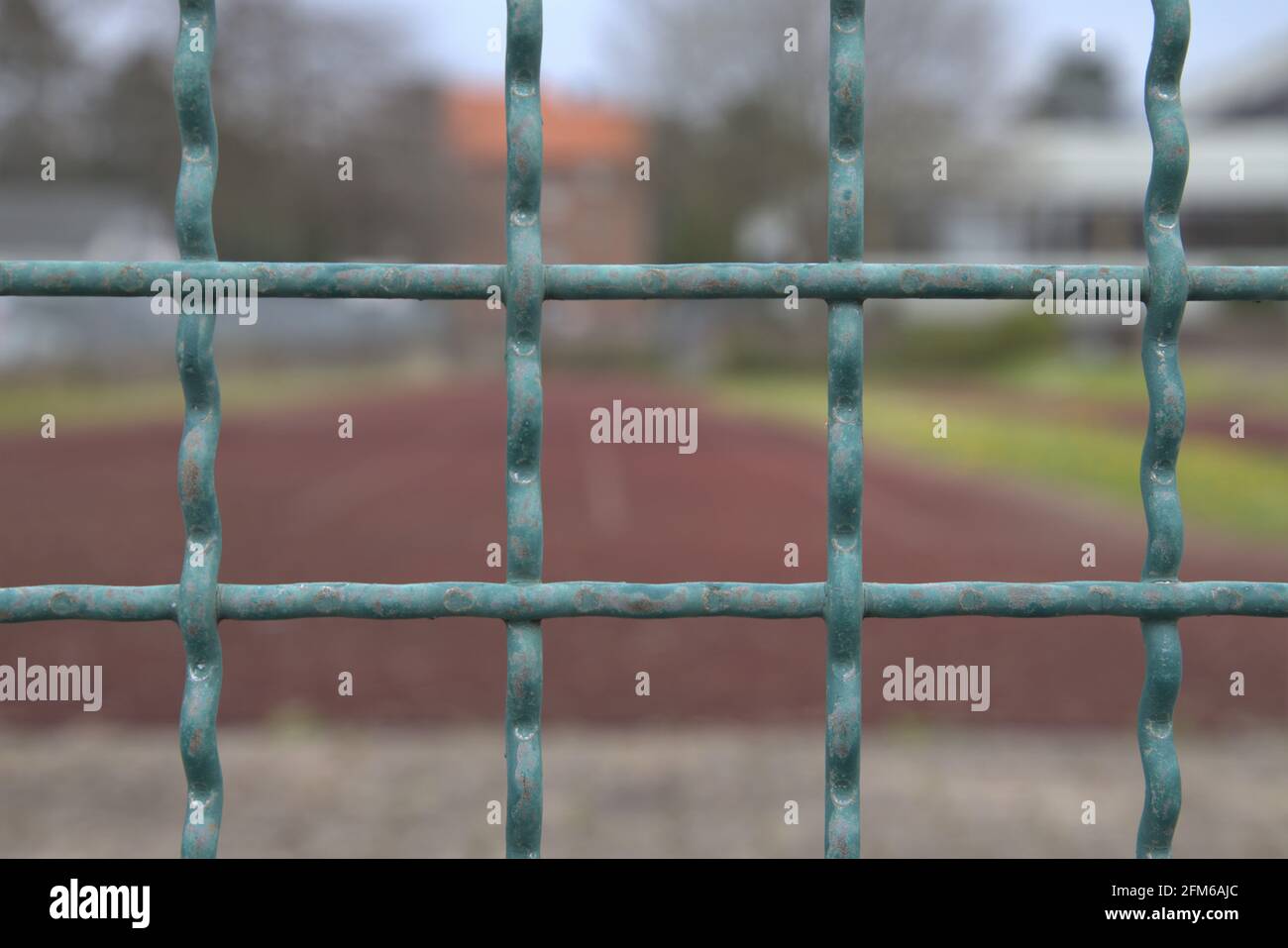 Nahaufnahme eines Metallzauns vor einer Sportart Angezeigt Stockfoto