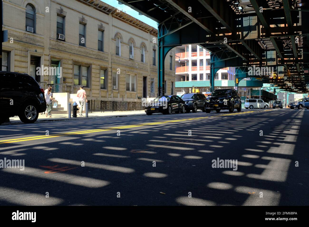 Schatten, die von erhöhten U-Bahn-Gleisen auf der 23. Straße projiziert werden Long Island City.Queens.New York City.USA Stockfoto