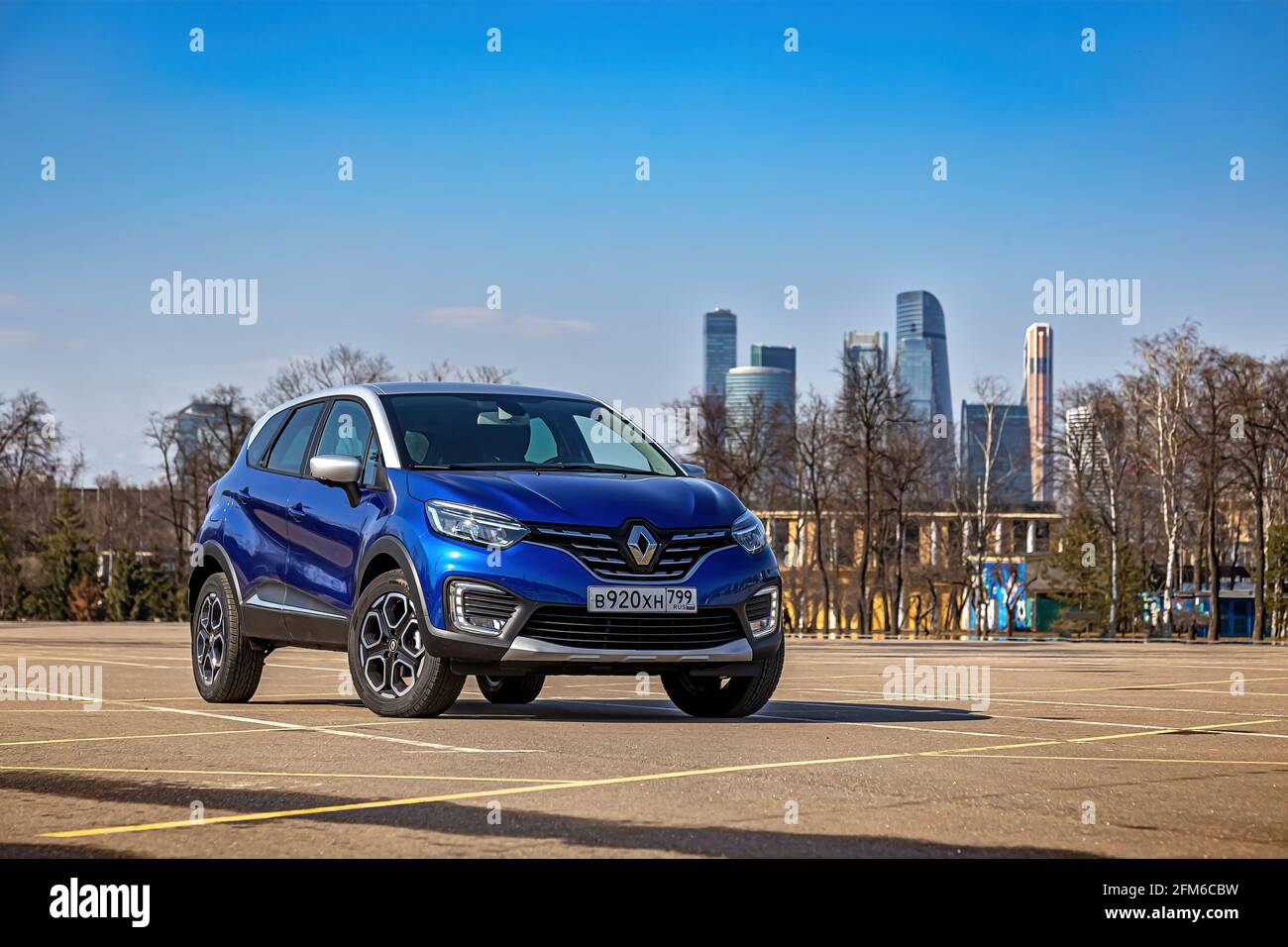 Moskau, Russland - 11. April 2021: Blauer Renault Kaptur mit grauem Dach. Die zweifarbige Kompaktkreuzung wird auf der Straße geparkt. Vorderansicht Stockfoto