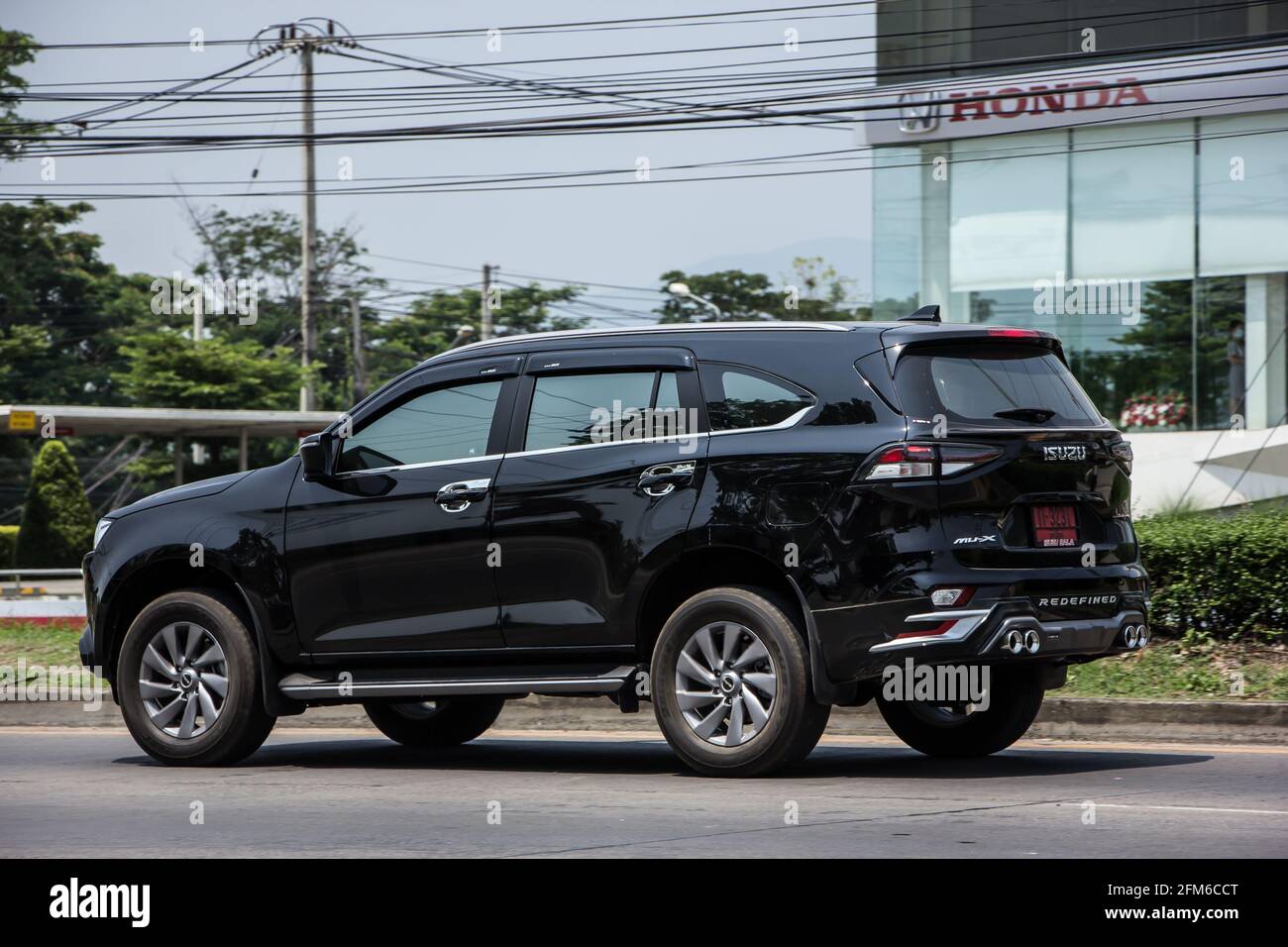 Chiangmai, Thailand - März 21 2021: Privater SUV-Wagen Isuzu Mu x Mu-x. Auf der Straße Nr. 1001 8 km vom Chiangmai Business Area. Stockfoto