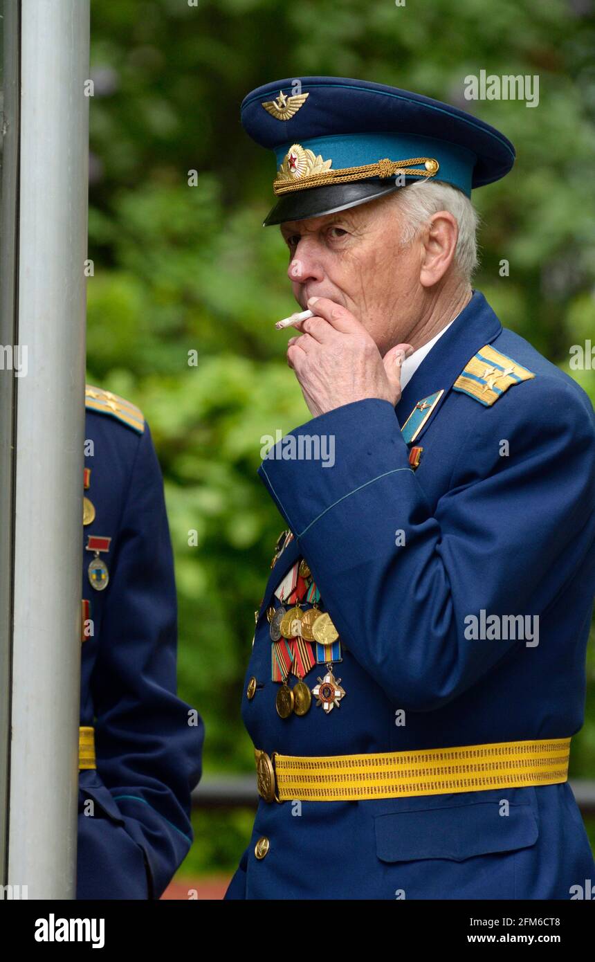 Veteran des Großen Vaterländischen Krieges, ein alter Mann, der während der Feier des Siegestages Zigarette raucht Stockfoto