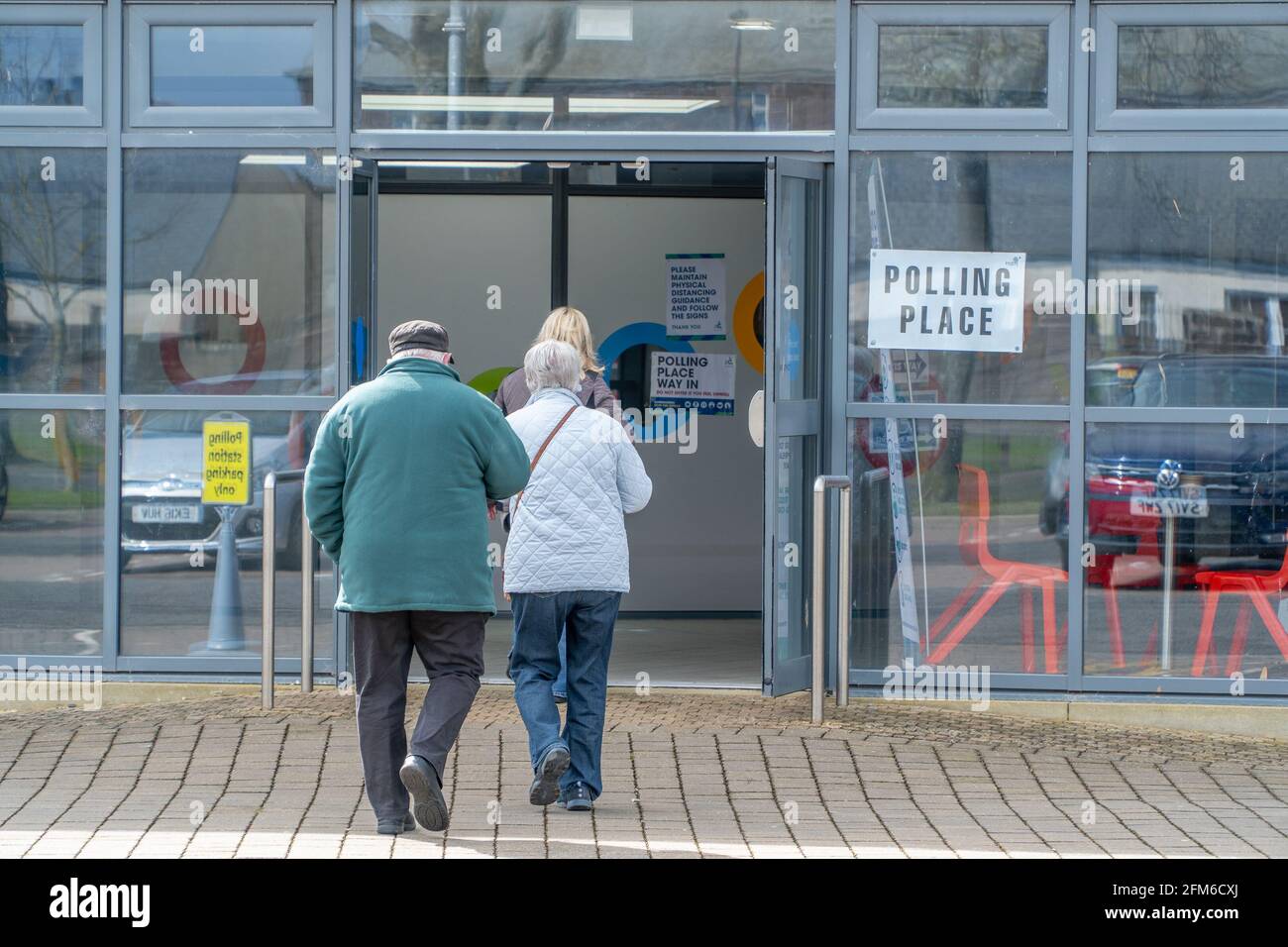 Montrose, Angus, Schottland, Großbritannien, 6. Mai 2021: Die Wahllokale in ganz Schottland öffnen von 7:00 bis 22:00 Uhr, um bei den schottischen Wahlen 2021 ihre Stimme abzugeben. Die Wahllokale werden durch die Beschränkungen und Richtlinien von covid-19 stark reguliert. Der Wahlkreis Angus North und Mearns scheint ein Zweipferderennen zwischen SNP Mairi Gougeon und dem Konservativen Braden Davy zu sein. Kredit:Barry Nixon/Alamy Live Nachrichten Stockfoto