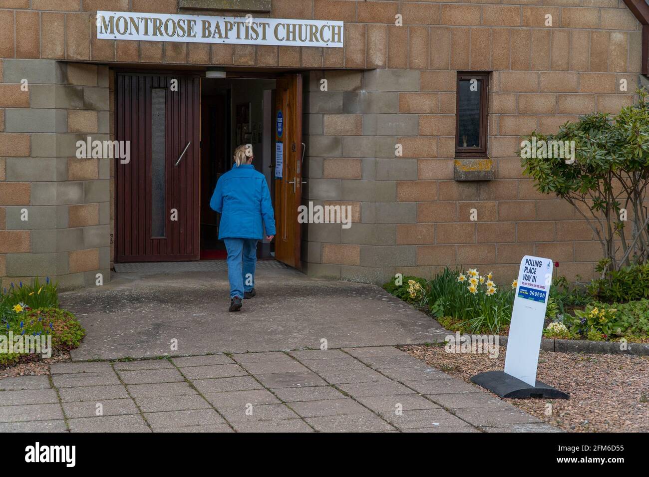 Montrose, Angus, Schottland, Großbritannien, 6. Mai 2021: Die Wahllokale in ganz Schottland öffnen von 7:00 bis 22:00 Uhr, um bei den schottischen Wahlen 2021 ihre Stimme abzugeben. Die Wahllokale werden durch die Beschränkungen und Richtlinien von covid-19 stark reguliert. Der Wahlkreis Angus North und Mearns scheint ein Zweipferderennen zwischen SNP Mairi Gougeon und dem Konservativen Braden Davy zu sein. Kredit:Barry Nixon/Alamy Live Nachrichten Stockfoto