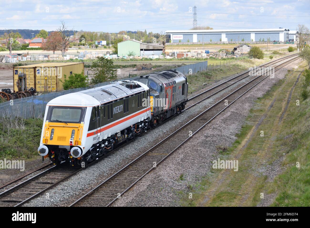 Einzigartige elektrische Lokomotive Klasse 89 89001 Avocet geeilt von der Klasse 37 37884 Cepheus kehrt nach dem Test in Barrow Hill zurück Soho Light Maintenance Depot Stockfoto