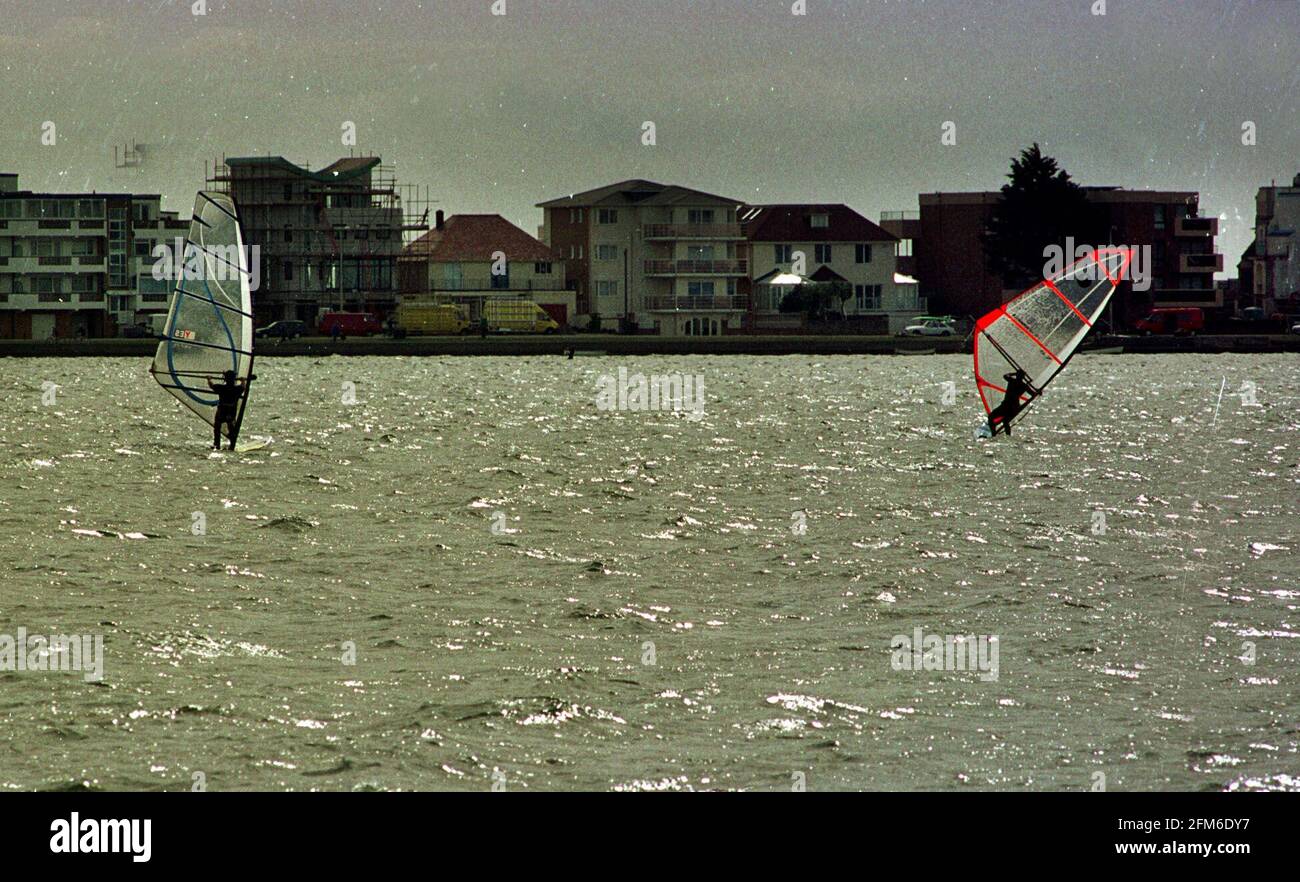 Windsurfer segeln an exklusiven Sandbänken vorbei. /pilston/ Stockfoto