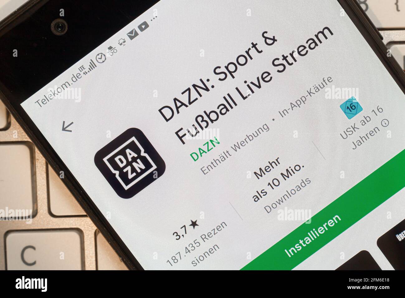 Neckargemuend, Deutschland: 6. Mai 2021: App-Icon des Sport-Netzwerks DAZN in einem App-Store auf dem Telefonbildschirm Draufsicht, illustrative Editorial. Stockfoto