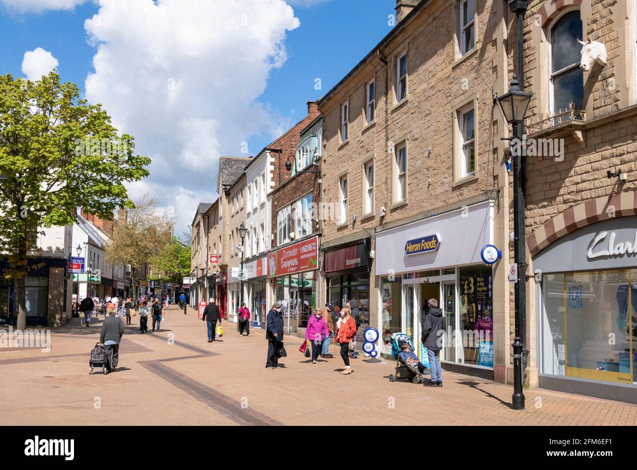 Menschen, die in den Geschäften am West Gate Mansfield Nottinghamshire einkaufen East Midlands England GB Großbritannien Europa Stockfoto