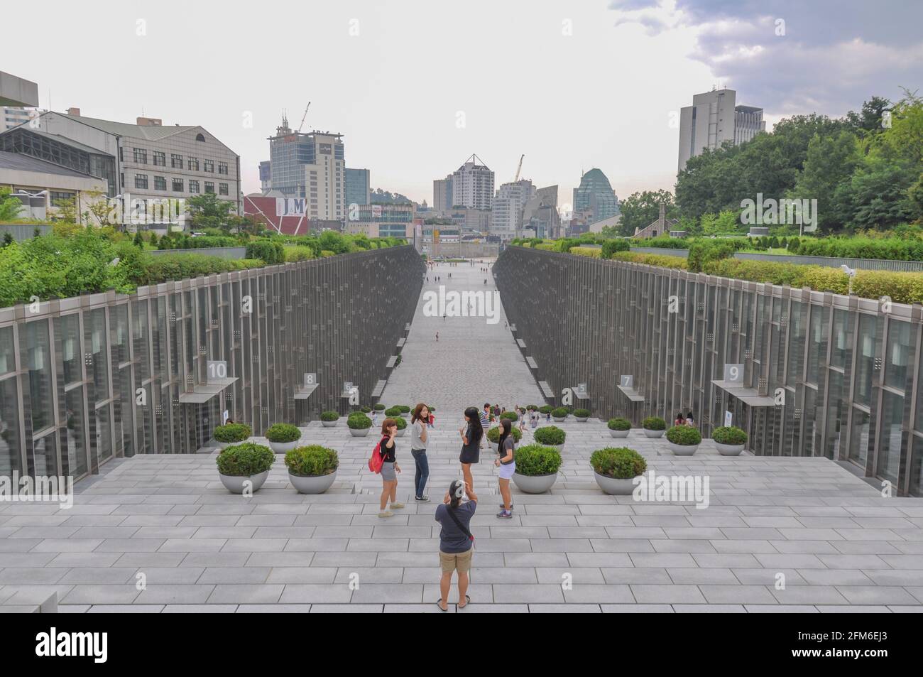 Menschen, die an einem feuchten Hochsommertag im Ewha Campus Complex Valley in Seoul, Südkorea, spazieren gehen. Stockfoto