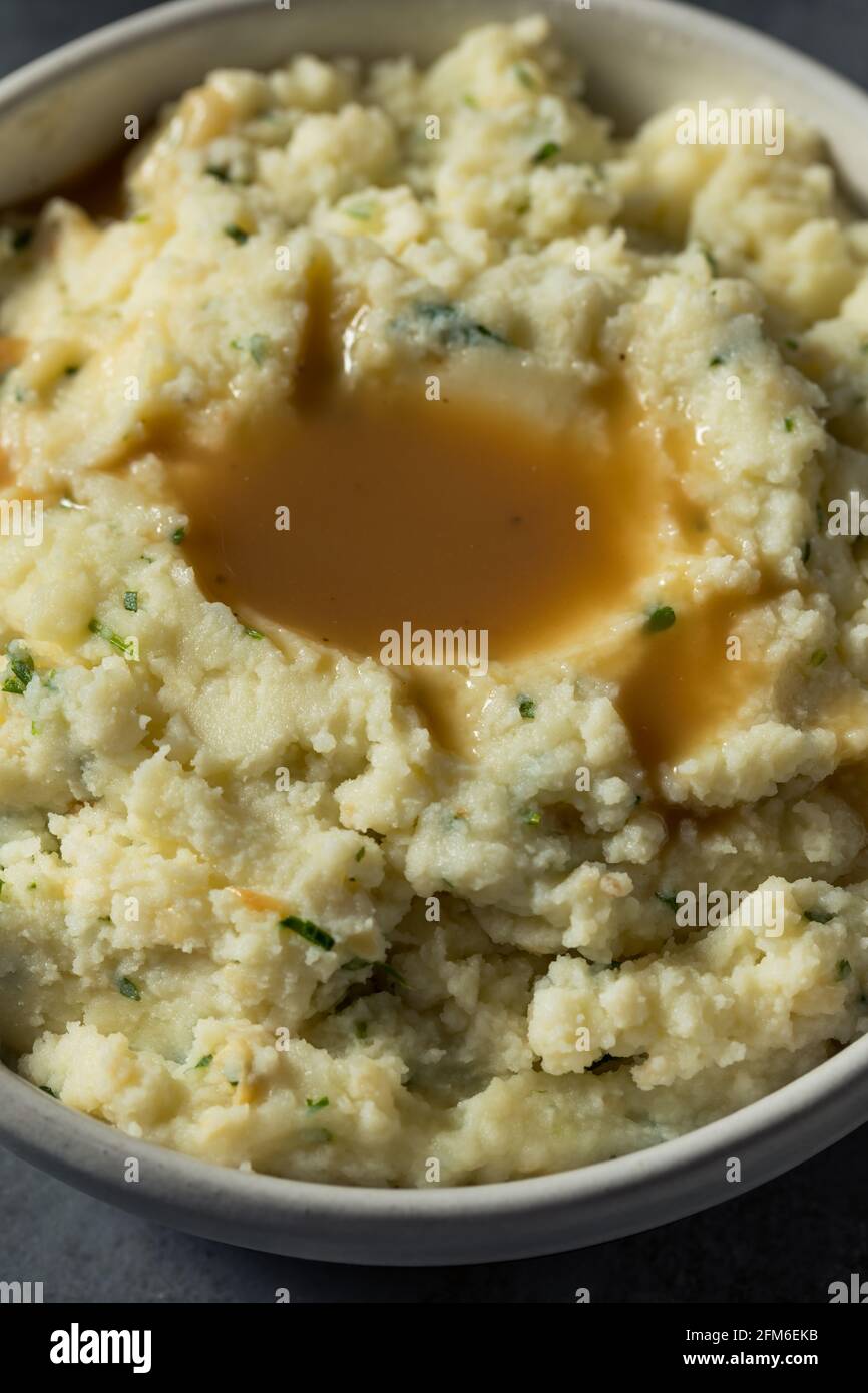 Gesunde hausgemachte cremige Kartoffelpüree mit Soße und Butter Stockfoto