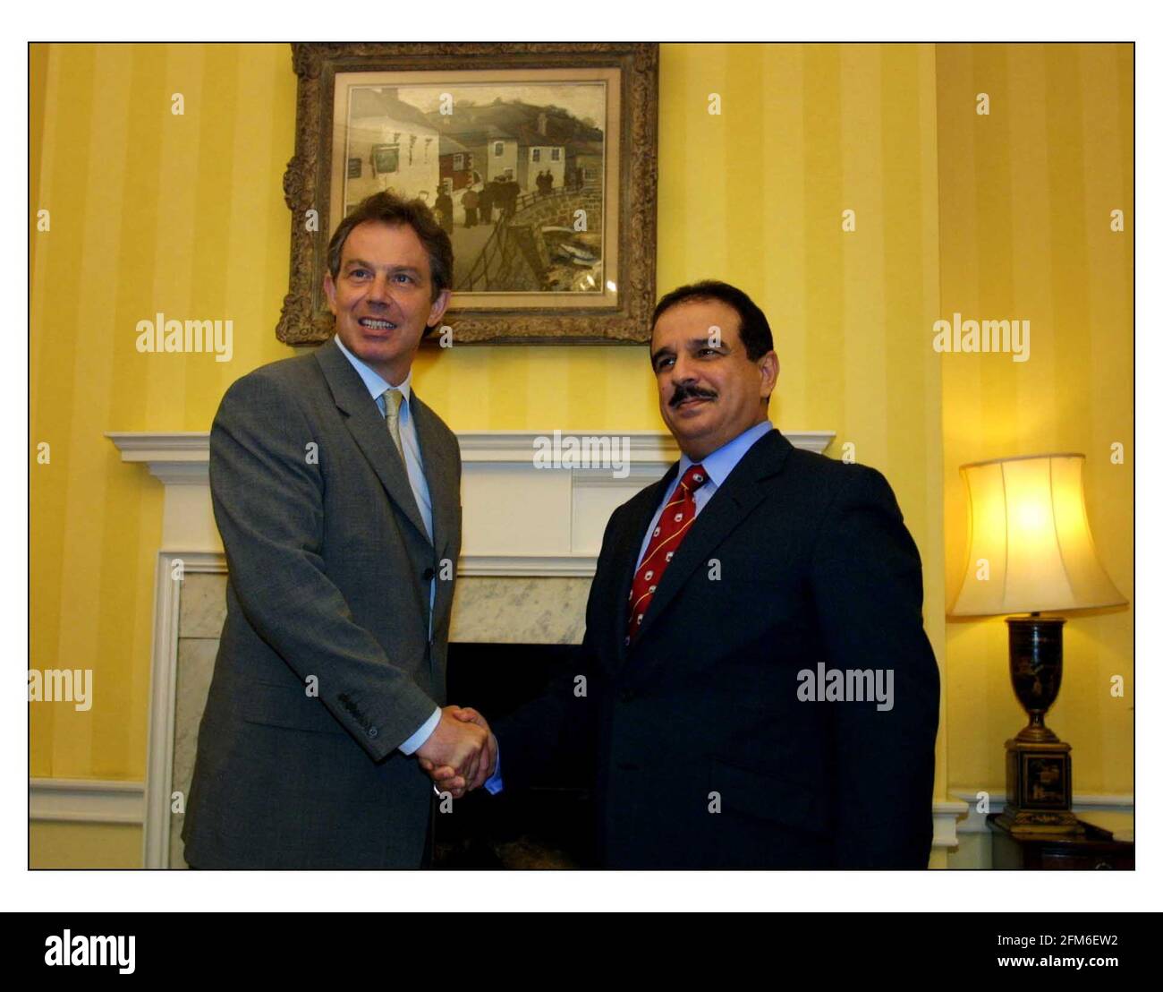 Tony Blair der britische Premierminister - Juli 2001 trifft den Amir von Bahrain, Amir Hamad bin Isa Al-Khalifa, in der Downing Street 10. Stockfoto