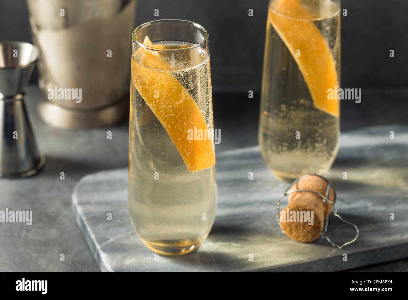 Mode cocktailparty -Fotos und -Bildmaterial in hoher Auflösung – Alamy