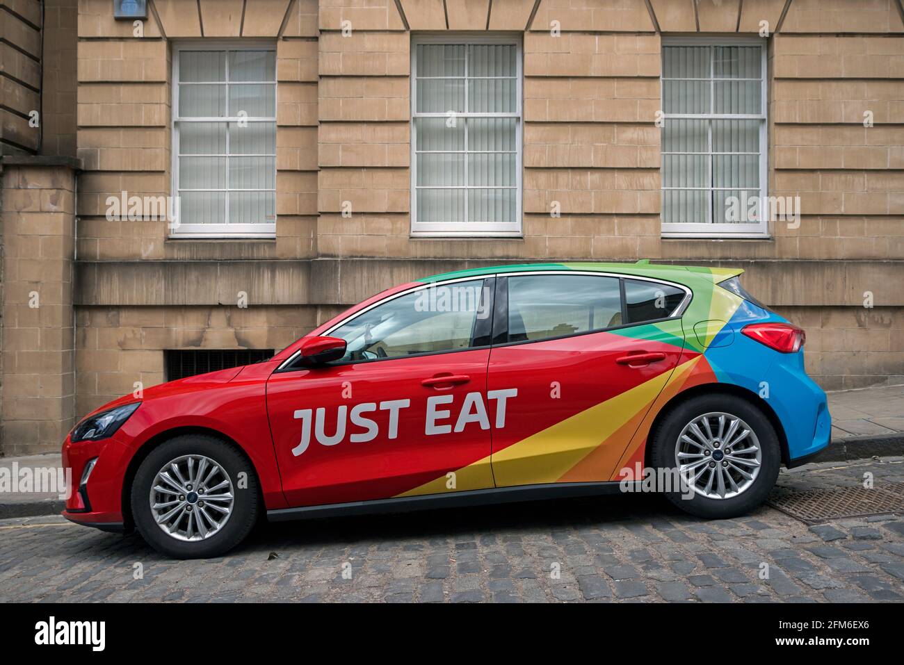 Essen Sie einfach das Auto des Lebensmittellieferungsunternehmens, das in Edinburgh, Schottland, Großbritannien, geparkt ist. Stockfoto