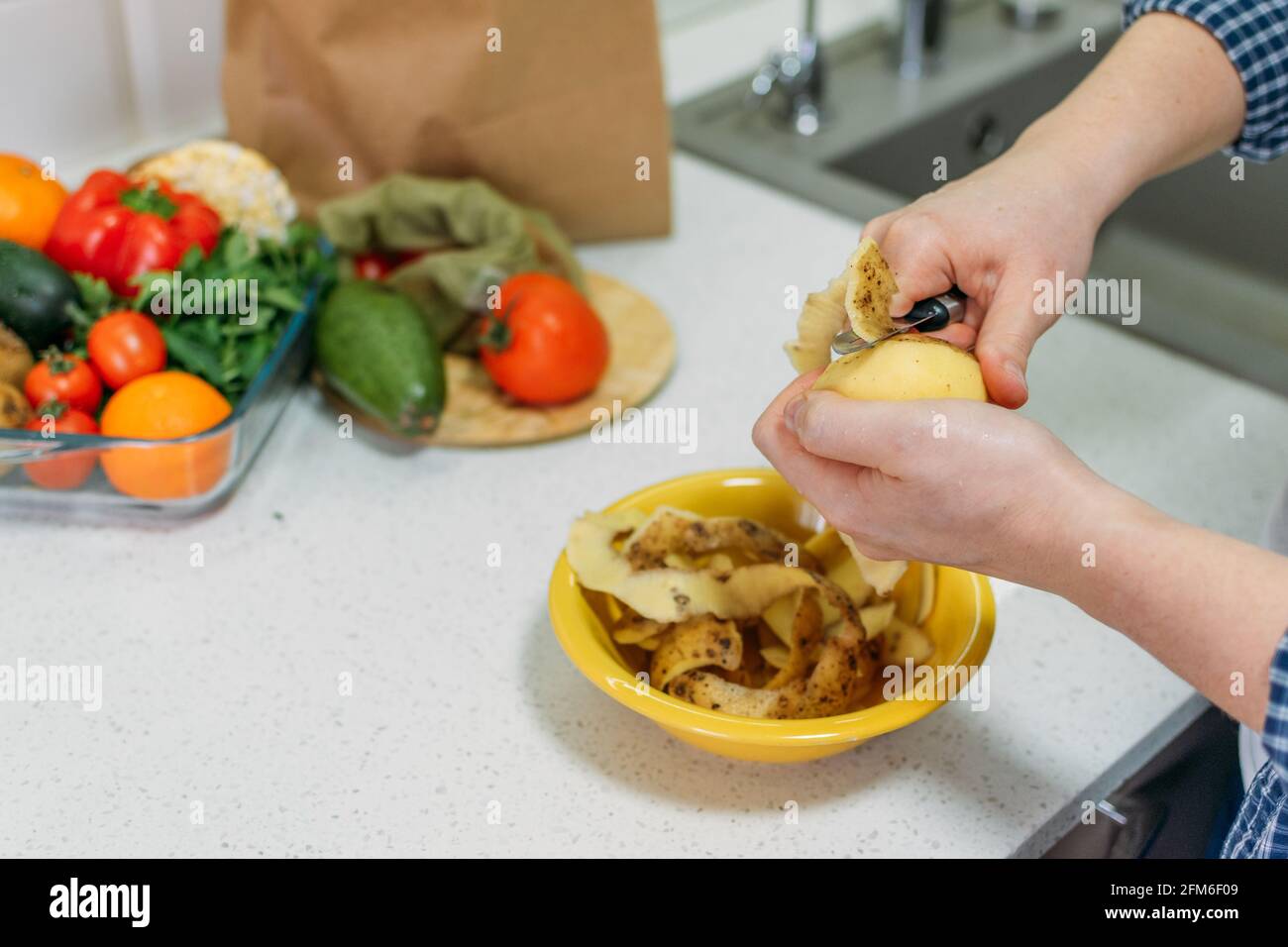 Lebensmittelverlust Und Lebensmittelverschwendung Reduzierung Von Lebensmittelverschwendung Zu Hause Losung Des Problems Der Lebensmittelverschwendung Weibliche Hande Schalen Kartoffeln Kartoffelschalen In Einer Schussel Stockfotografie Alamy