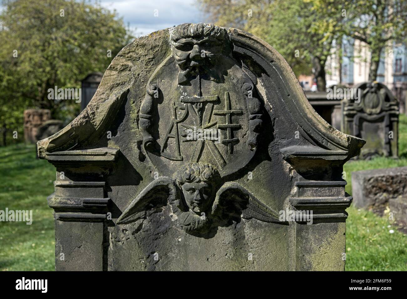 Grabstein aus dem 18. Jahrhundert in North Leith, Edinburgh, Schottland, Großbritannien. Stockfoto