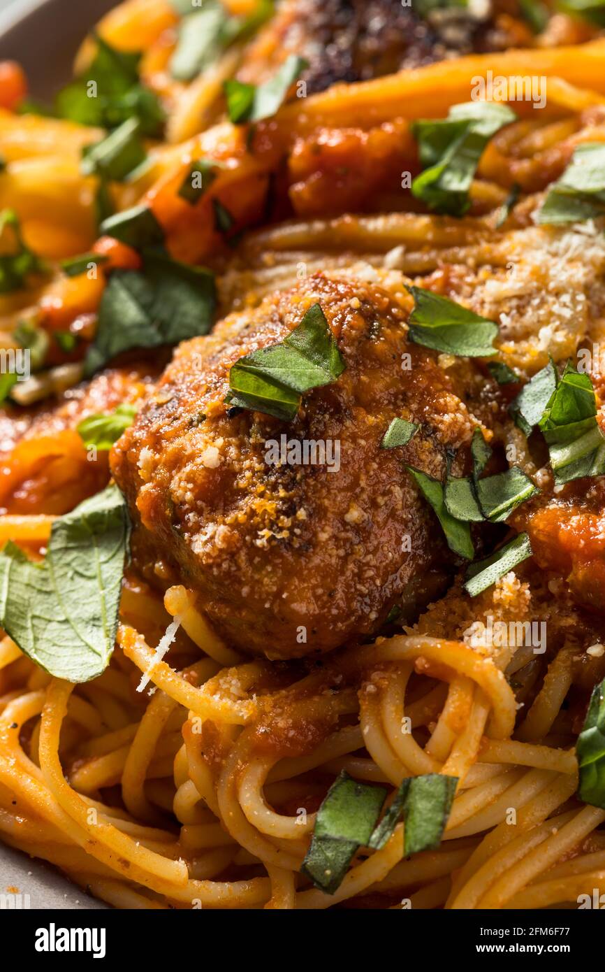 Hausgemachte Spaghetti und Truthahn-Fleischbällchen mit Basilikumtomatensauce Stockfoto