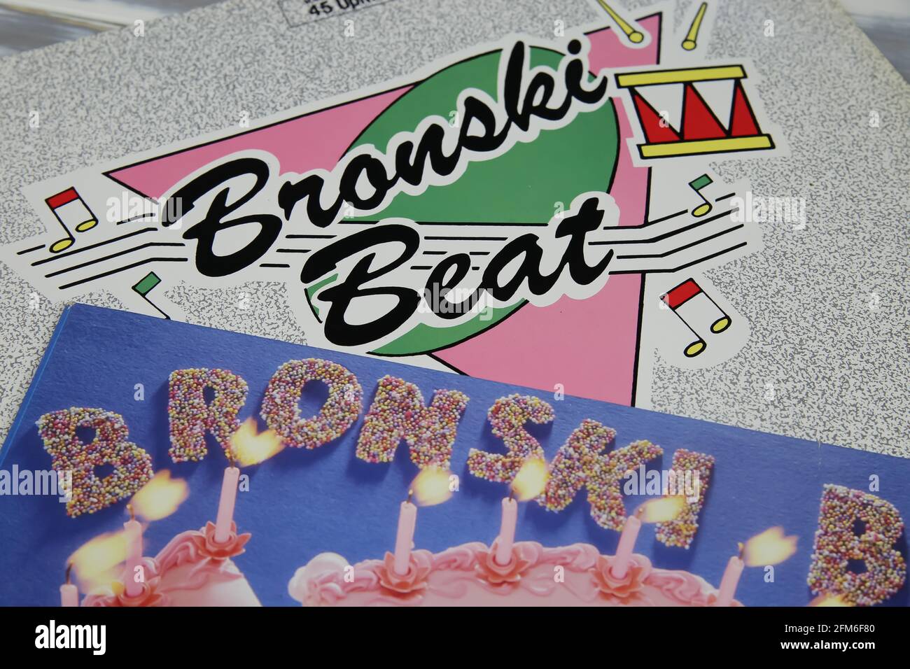 Viersen, Deutschland - 1. Mai. 2021: Nahaufnahme von isolierten Vinyl-Plattencovern der britischen Band bronski Beat (Schwerpunkt auf Wortmitte bronski) Stockfoto