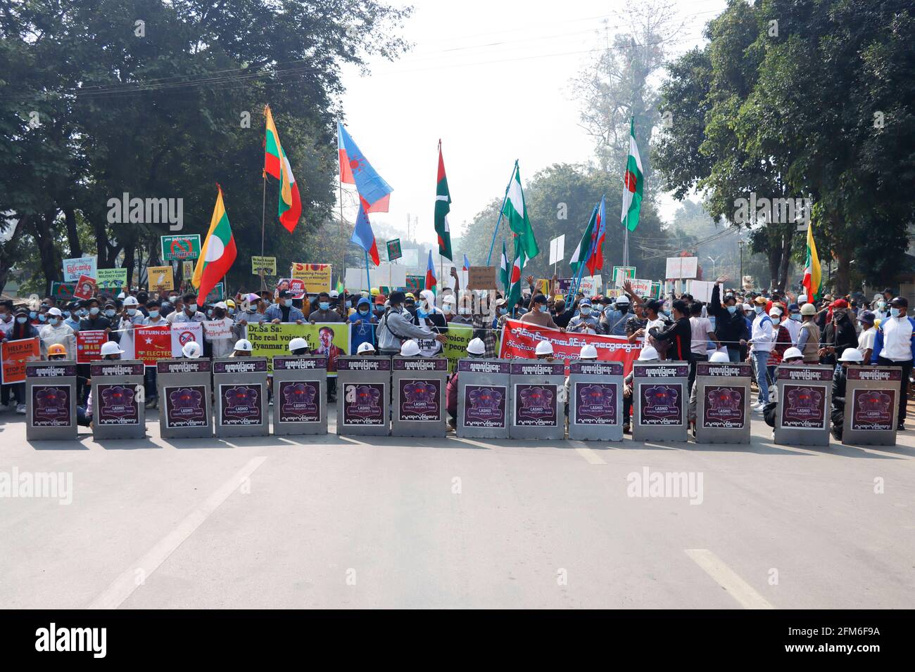 Lashio, North Shan State, Myanmar. Februar 2021. Während einer Demonstration gegen den Militärputsch wird vor den Demonstranten eine Verteidigungslinie mit Schilden gesehen.EINE riesige Menschenmenge ging auf die Straßen von Lashio, um gegen den Militärputsch zu protestieren und forderte die Freilassung von Aung San Suu Kyi. Das Militär von Myanmar nahm am 01. Februar 2021 die Staatsrätin von Myanmar, Aung San Suu Kyi, fest und verhängte den Ausnahmezustand, während sie die Macht im Land ein Jahr lang ergattete, nachdem sie die Wahlen gegen die National League for Democracy verloren hatte (Foto: © Mine Smine/SOPA Images via ZUMA Stockfoto