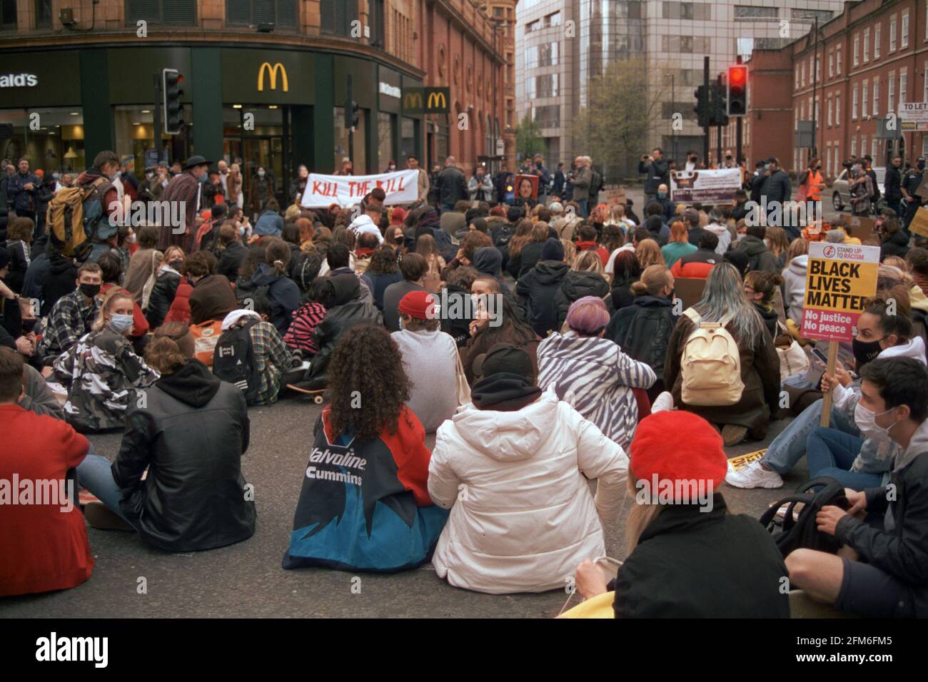 Manchester, Großbritannien - 1. Mai 2021: Demonstranten, die den Gesetzesentwurf töten wollten, wollten vorübergehend die Kreuzung der Portland Street und der Oxford Street blockieren. Stockfoto