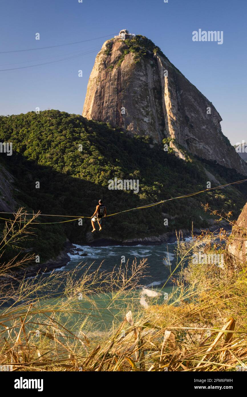 Wunderschöne Aussicht auf den Mann, der auf der Highline in der Nähe von Sugar Loaf läuft Berg Stockfoto