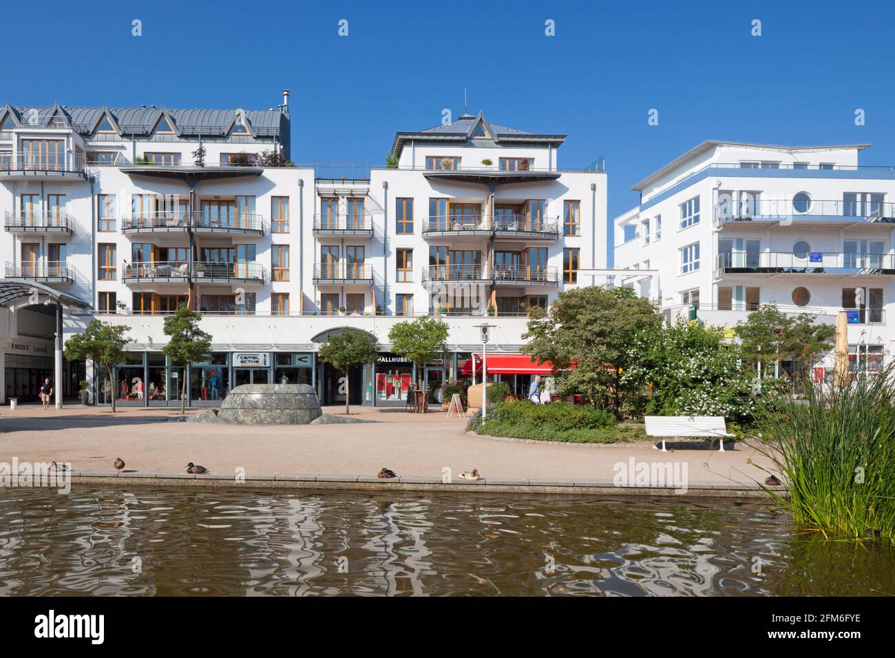 Promenade mit Geschäften und Apartments am Timmendorfer Strand