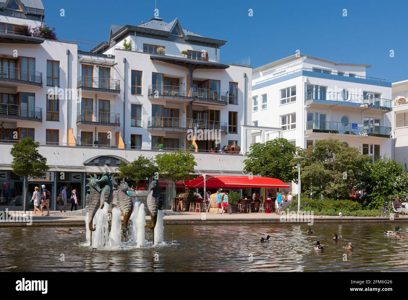 Promenade mit Geschäften und Apartments am Timmendorfer Strand / Timmendorfer Strand entlang der Ostsee, Ostholstein, Schleswig-Holstein, Deutschland Stockfoto