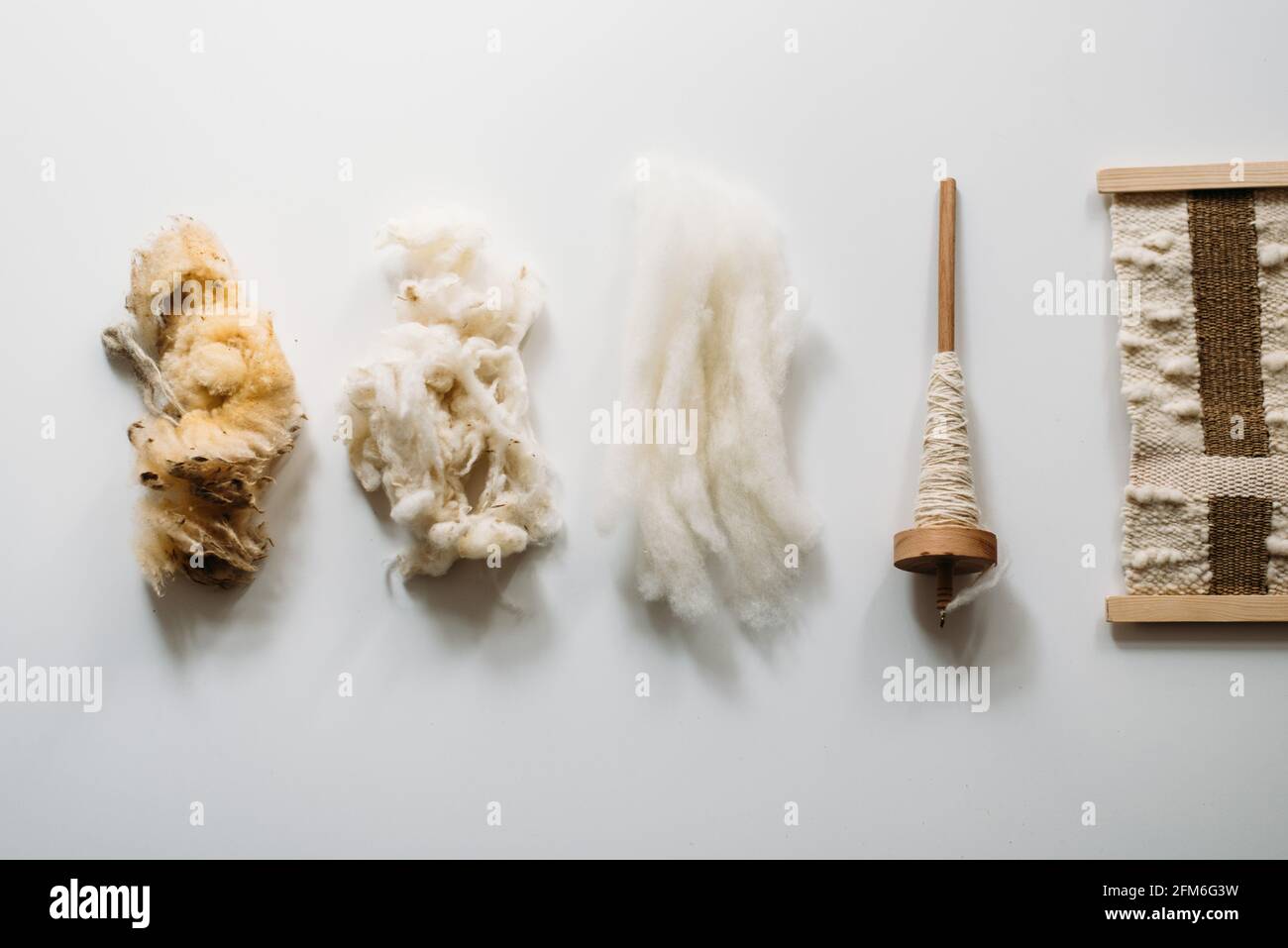Fünf Stufen: Rohwolle, gewaschene Wolle, gekämmte Wolle, Garn und Teppich  Stockfotografie - Alamy