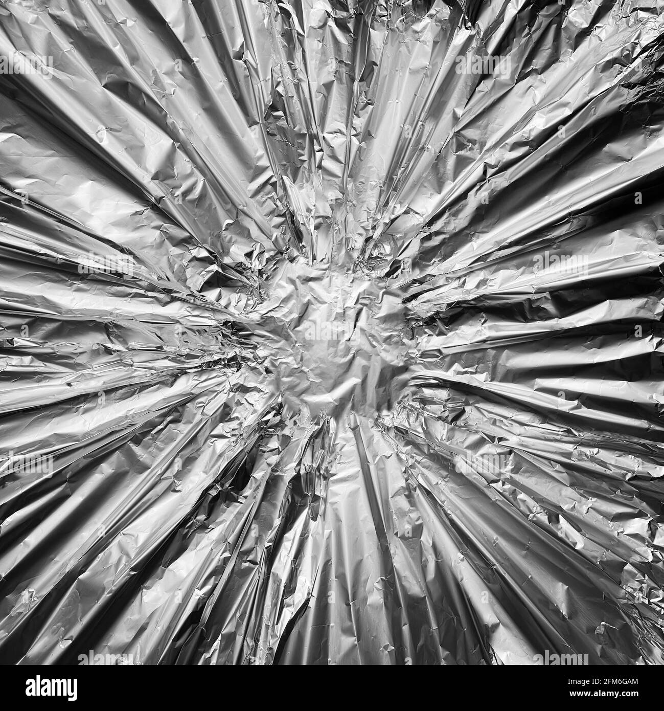 Metallische Textur Hintergrund als Metall-und Silber-oder Chrom-Legierung in Form eines Stahlbanners in einem Sternstoß-Muster aus einem Mittelpunkt ausstrahlen. Stockfoto