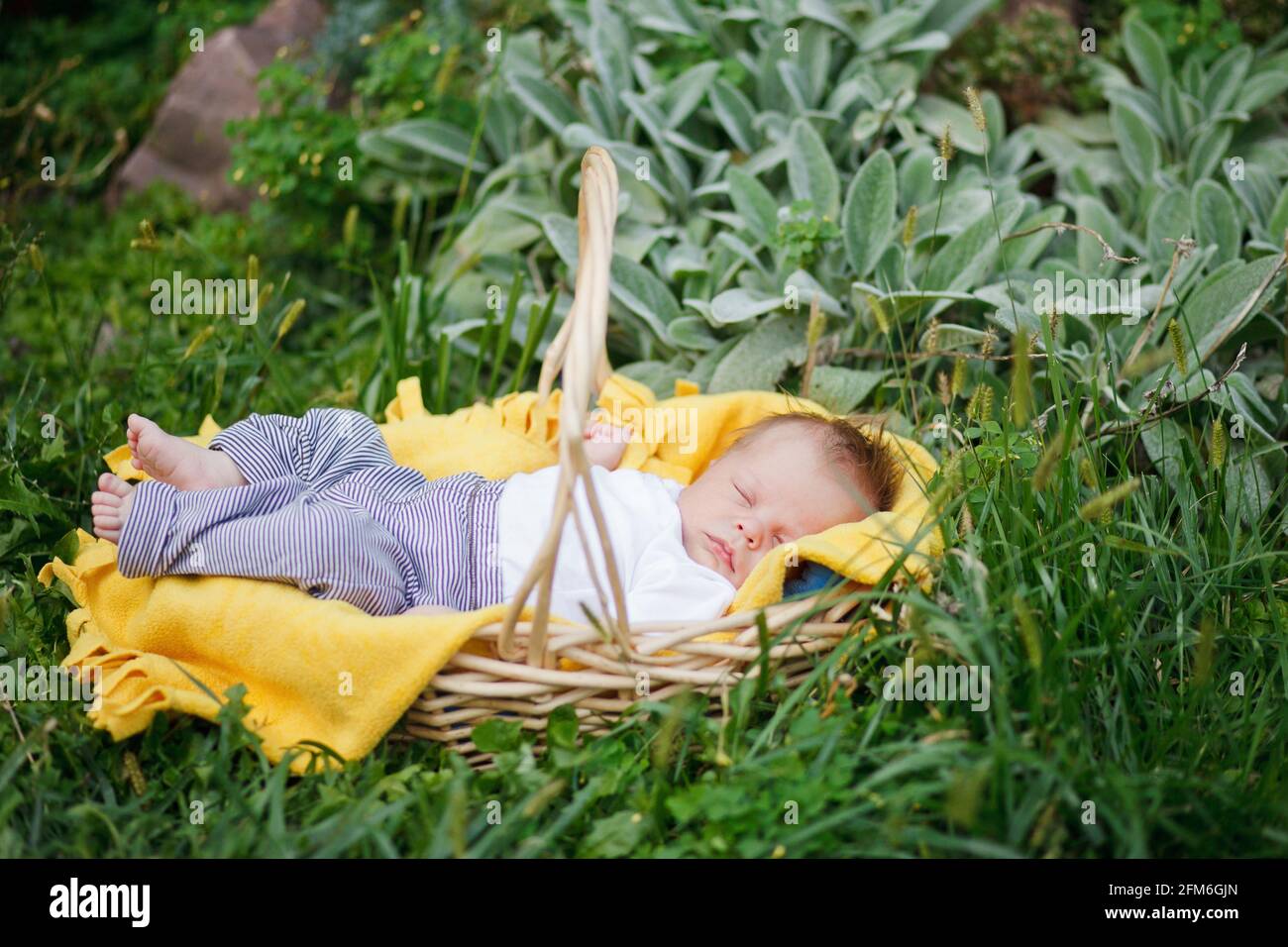 Child preteen sleeping Fotos und Bildmaterial in hoher Auflösung Alamy