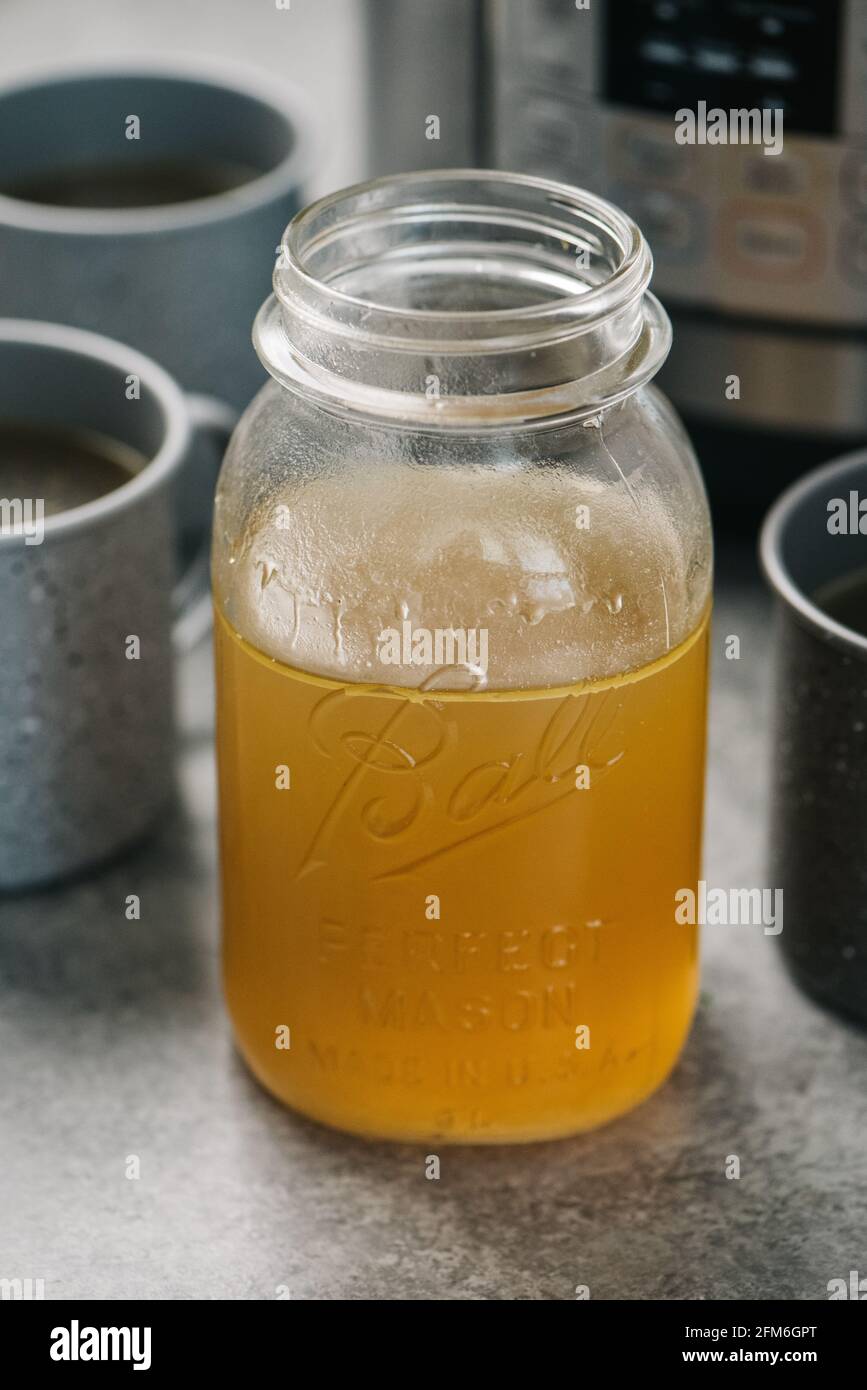 Ball Marke Einmachglas mit heißen Knochen Brühe gefüllt Stockfoto