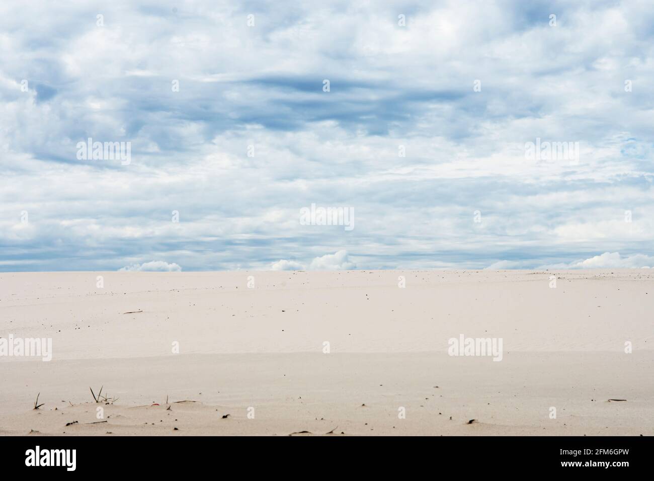 Frühlingslandschaft zwischen Sand und Himmel mit Wolken Stockfoto