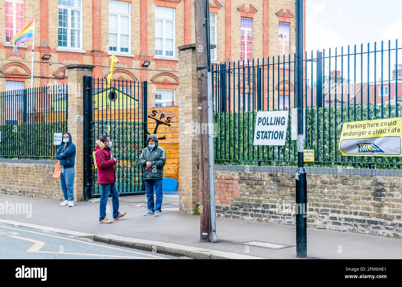 Covid-19, Menschen, die ihre Stimme in einem Wahllokal für die Wahl des Londoner Bürgermeisters und der Mitglieder der Londoner Versammlung abgeben werden Stockfoto
