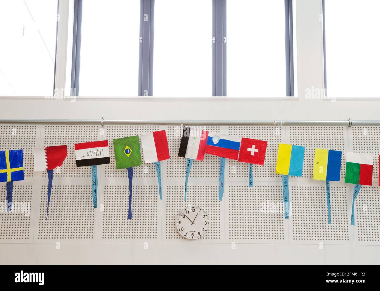 Flaggen aus verschiedenen Ländern werden in einer Schule aufgestellt. Stockfoto