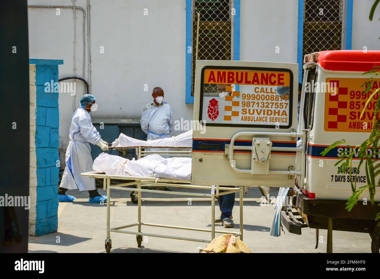 Neu-Delhi, Indien. Mai 2021. (Hinweis der Redaktion: Das Bild zeigt den Tod) Gesundheitshelfer, die Leichen von Opfern von Coronavirus-Erkrankungen außerhalb der Leichenhalle des LNJP-Krankenhauses tragen. Indien verzeichnete insgesamt 21.512 Millionen Fälle, 17.629 Millionen Genesene und 4,210 Todesfälle aufgrund der Coronavirus-Krankheit. Das Lok Nayak Jai Prakash Narayan Hospital (LNJP) ist eine der größten Einrichtungen für Patienten mit Coronavirus-Erkrankungen (Covid-19). Kredit: SOPA Images Limited/Alamy Live Nachrichten Stockfoto