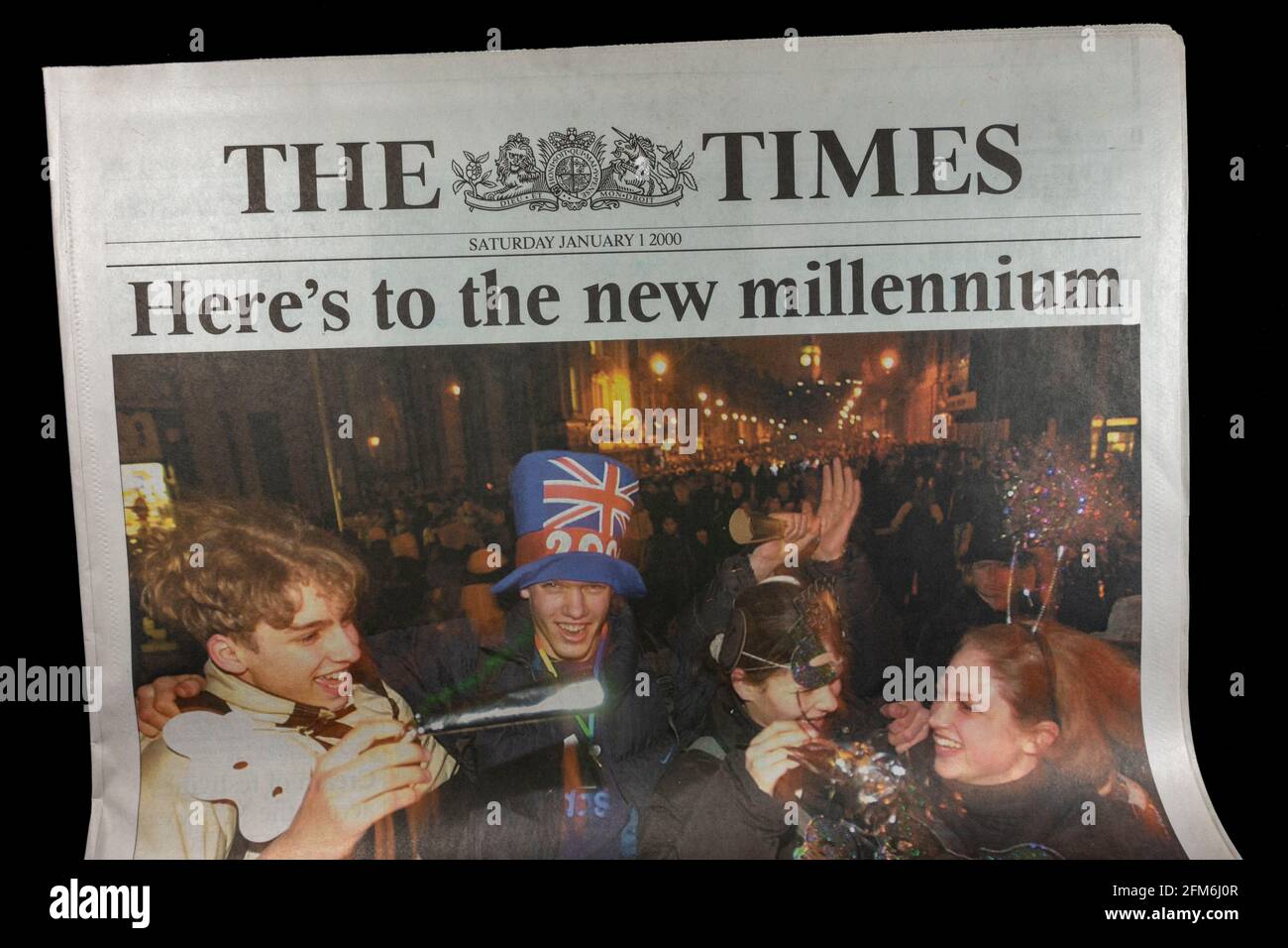 Titelseite der Zeitung The Times vom 1. Januar 2000, auf der die Menschen um Mitternacht feiern. Stockfoto