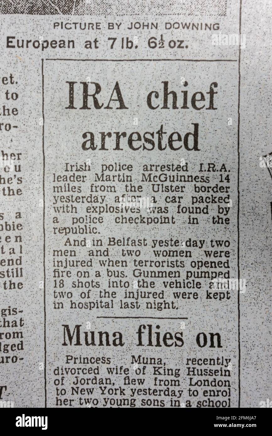 Artikel „IRA-Chef verhaftet“ über die Verhaftung von Martin McGuinness, Tageszeitung Daily Express (Replik) am 1. Januar 1973. Stockfoto