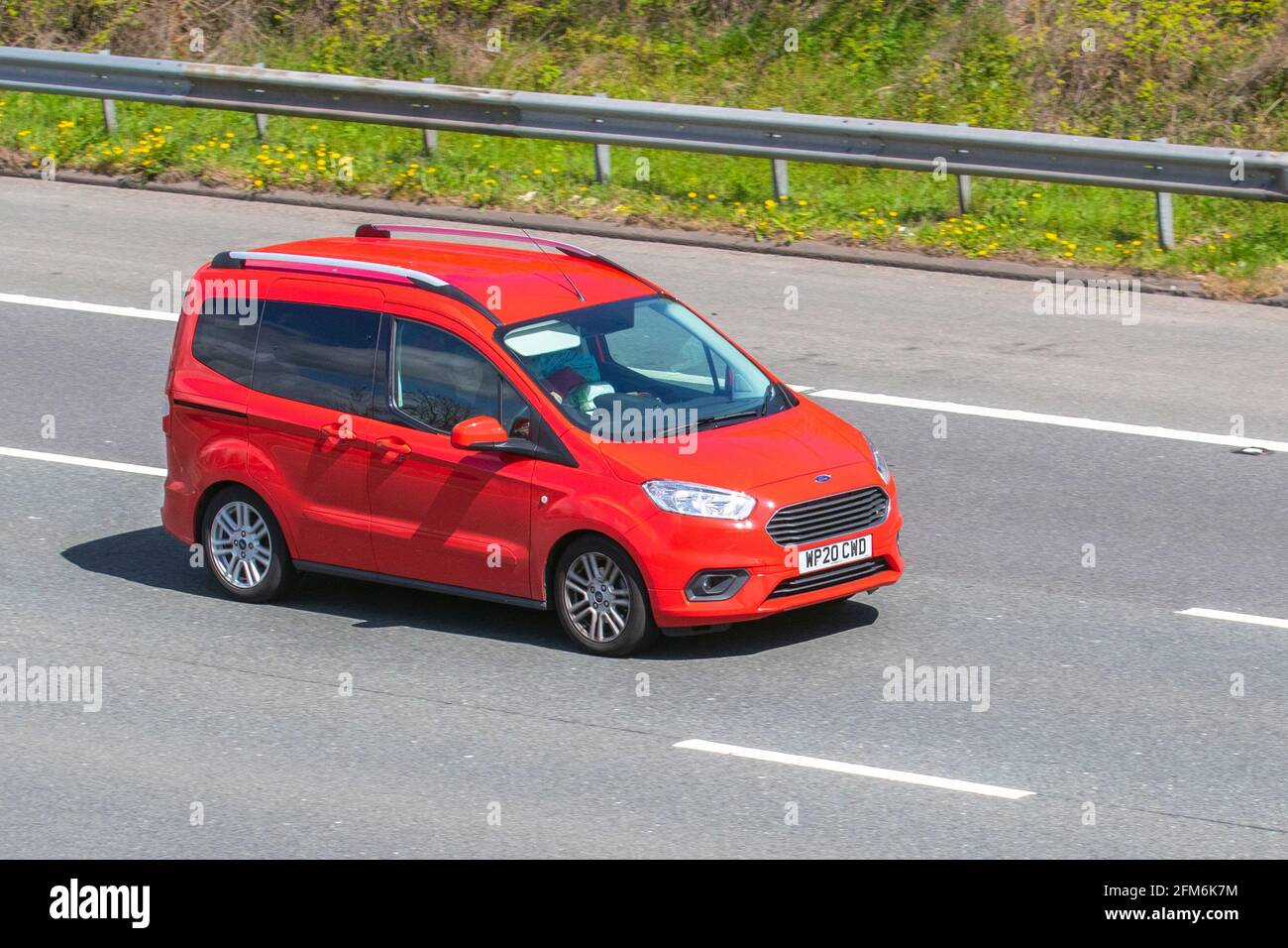 2020 roter Ford Tourneo Courier Titanium TDCi, 5/7-Sitzer und 5-Türer mit Vorderradantrieb.; Fahrzeugverkehr, bewegliche Fahrzeuge, Autos, Fahrzeug auf britischen Straßen, Motoren, Fahren auf der Autobahn M6, britisches Straßennetz. Stockfoto