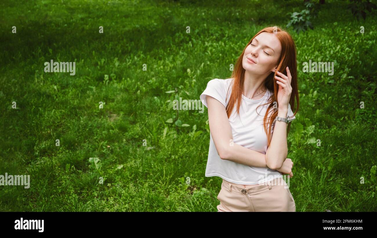 Emotionale Belastbarkeit, psychologische Anpassungsfähigkeit an Druck, Veränderung und Stress. Geschäftsfrau genießen das Leben auf dem Hintergrund der grünen Bäume in Stockfoto