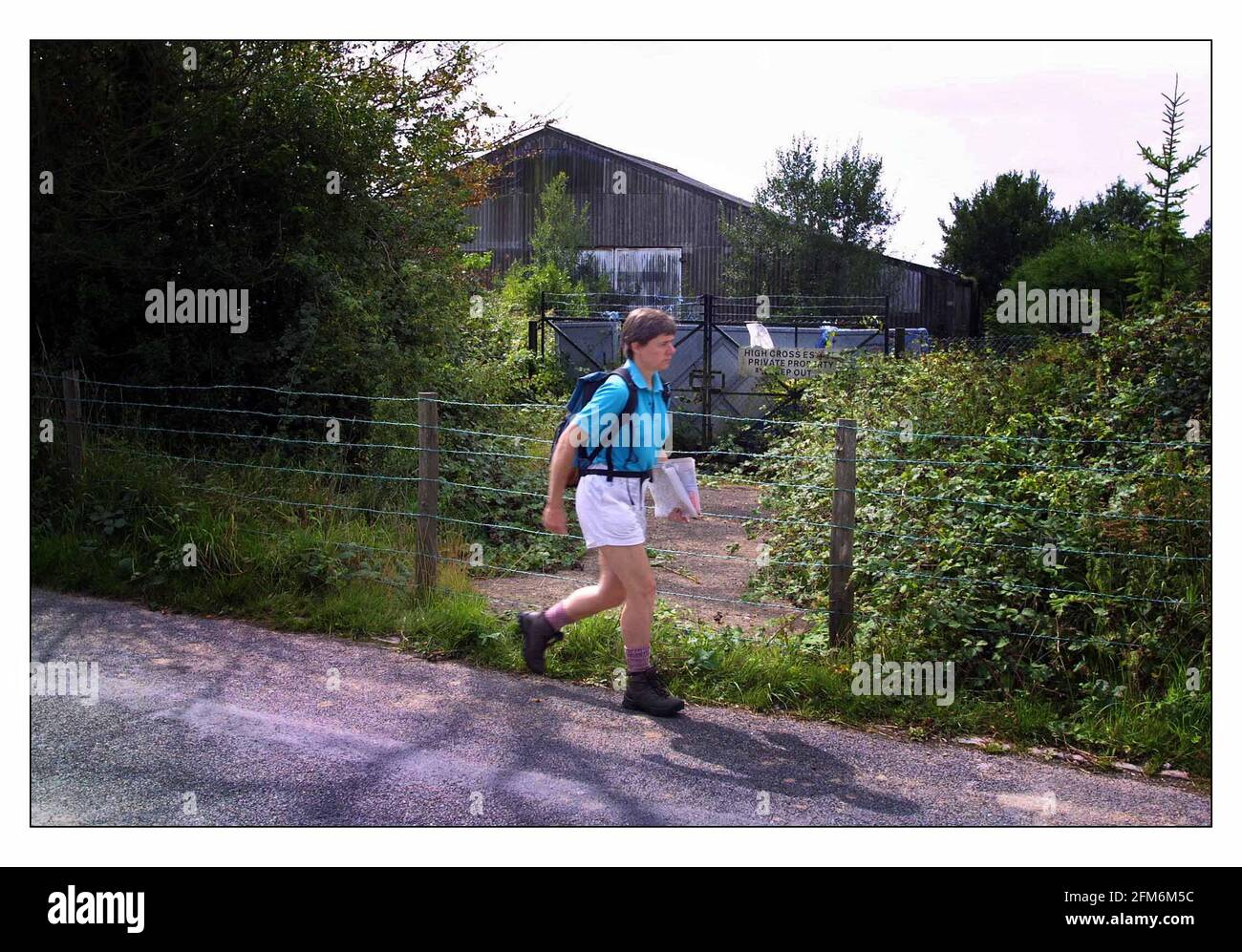 Kate Ashbrook, gen sec of Open Spaces Society, mit der Barikade, die Nicholens van Hoogstraten über den Eingang der öffentlichen Autobahn errichtet hat, die durch sein Grundstück High Cross Estate verläuft.pic David Sandison 21/8/2001 Stockfoto