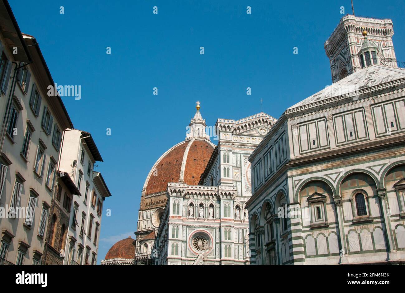 Das typisch italienische gotische Gebäude, die Kathedrale von Florenz, ist der 'Santa Maria del Fiore' gewidmet. Die Kirche wurde von Arnolfo di Cambio entworfen Stockfoto