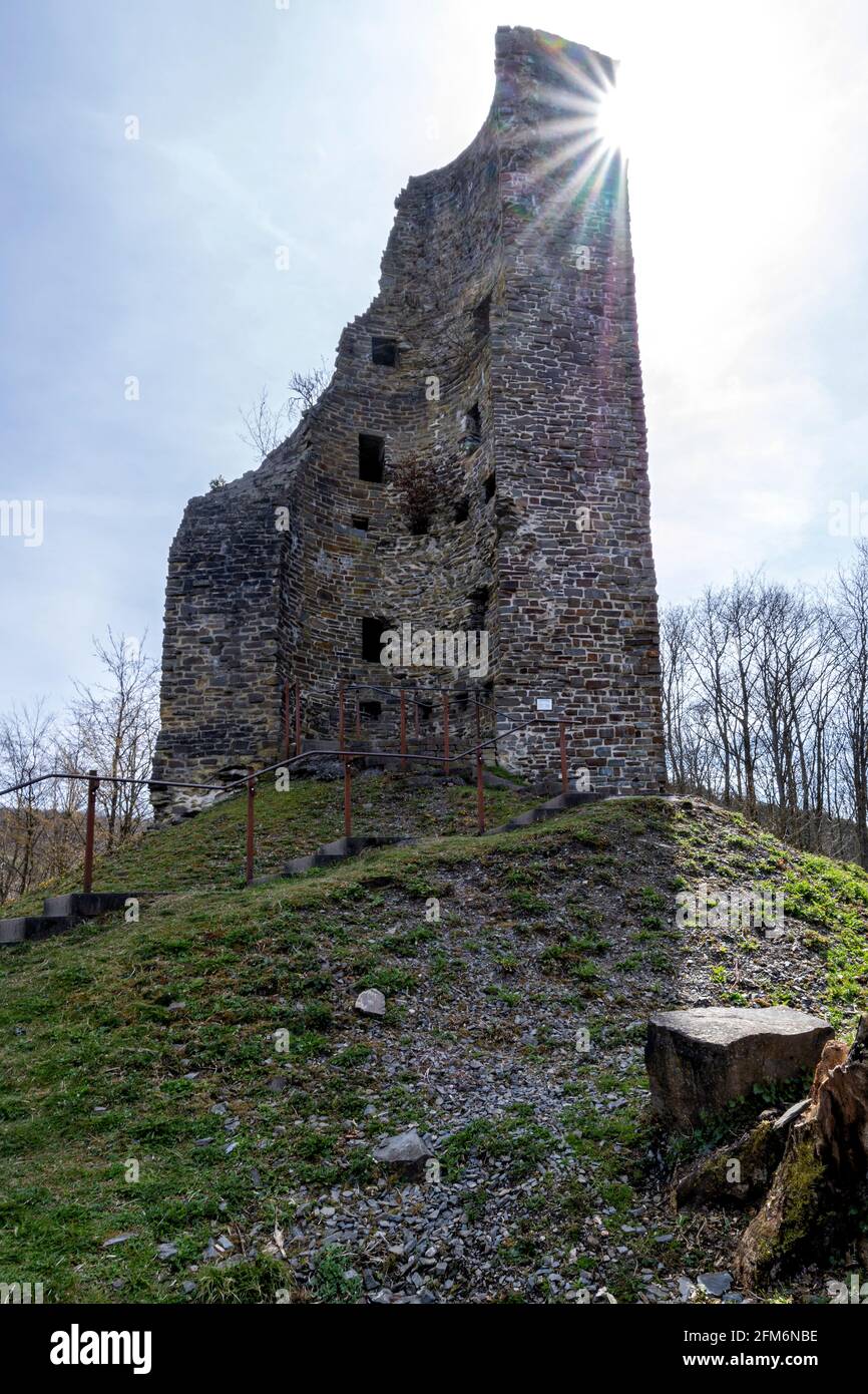 Burgruine Waldenburg am Biggesee Stausee bei Attendorn, Deutschland. Es ist das älteste nicht-sakrale Denkmal im Bezirk Olpe. Stockfoto