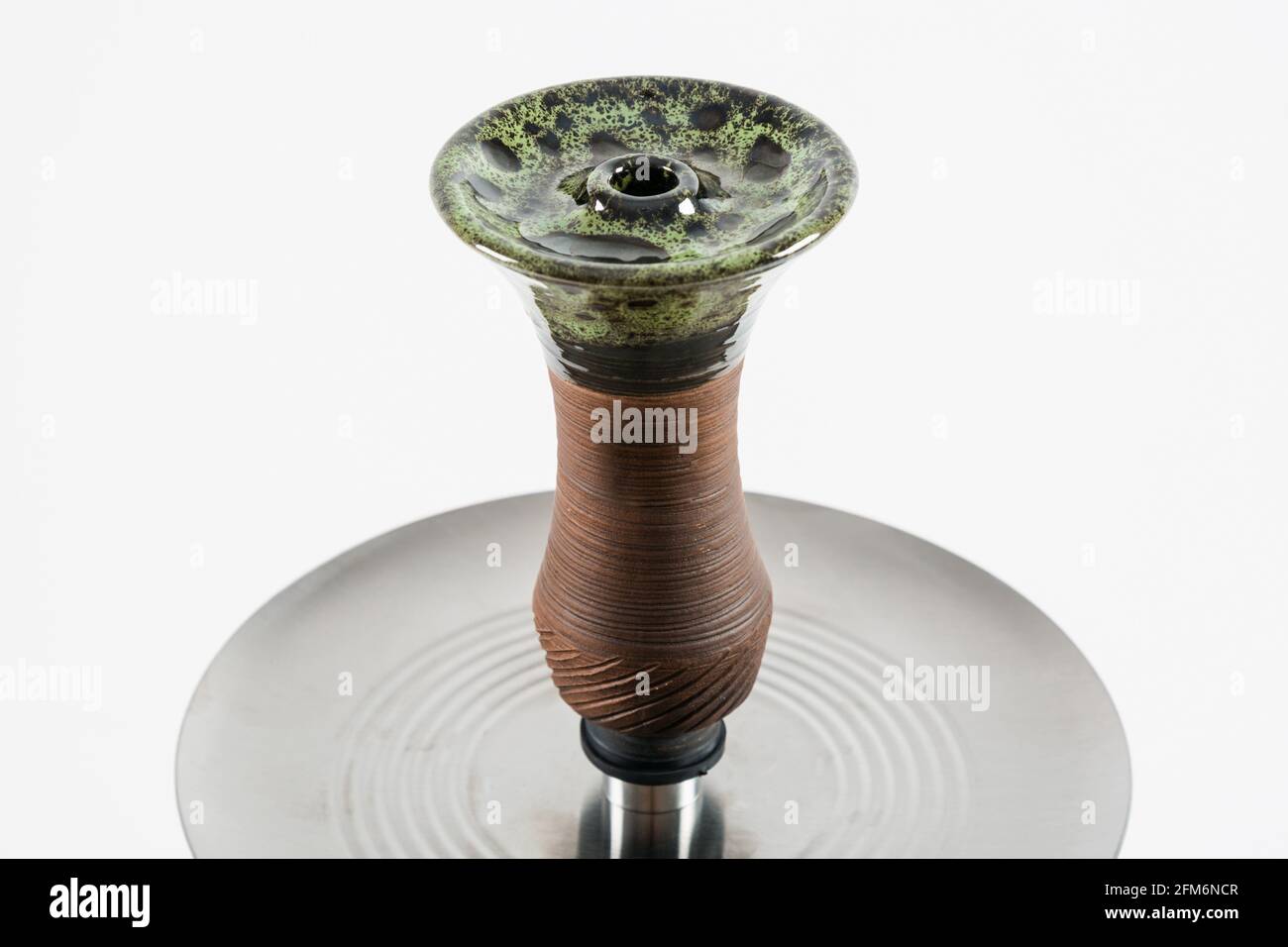 Wunderschöne Shisha-Schale auf weißem Hintergrund. Stockfoto