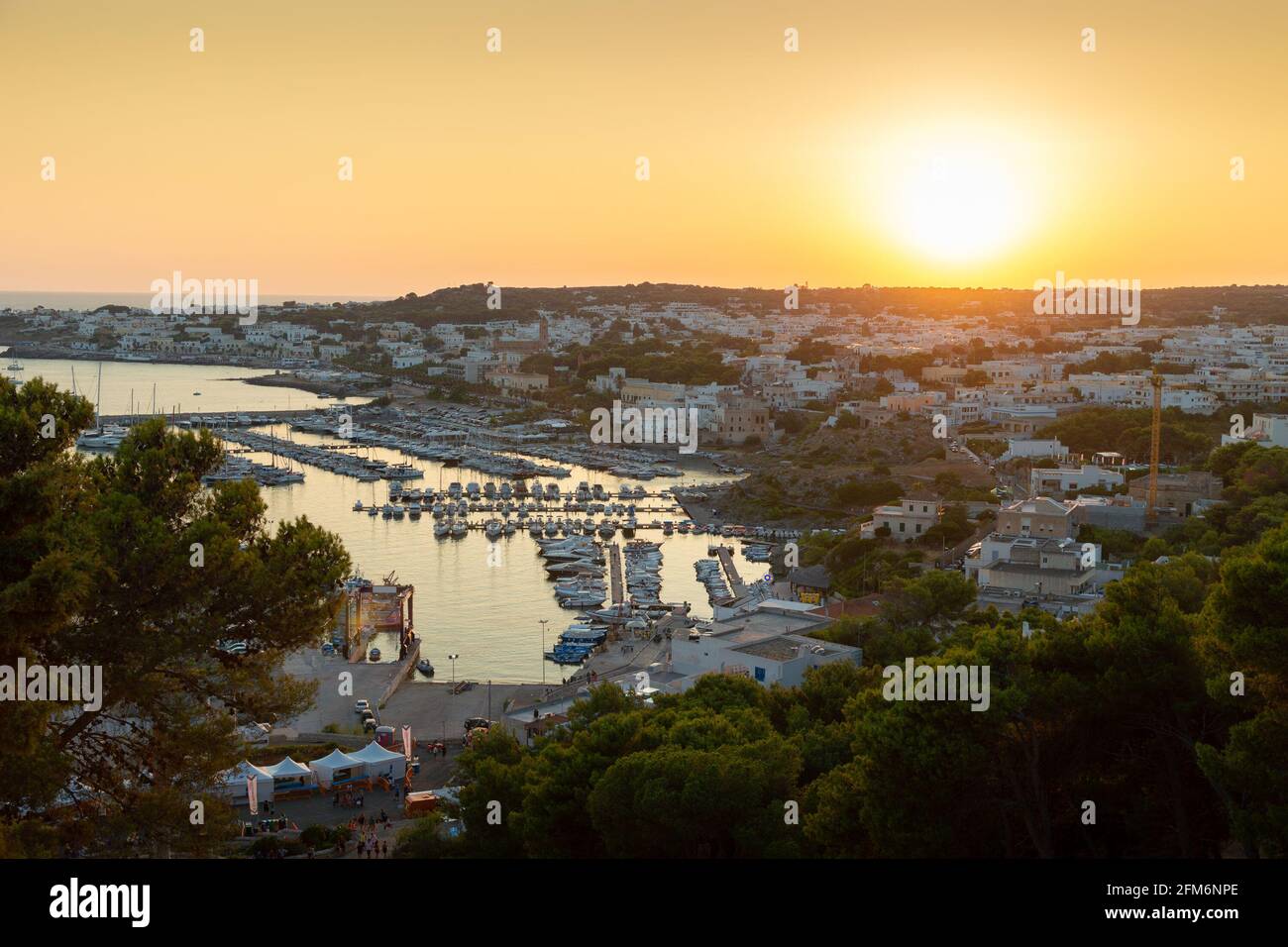 Panorama des Sommerziels Santa Maria di Leuca in Apulien Italien bei Sonnenuntergang an einem heißen Tag Stockfoto