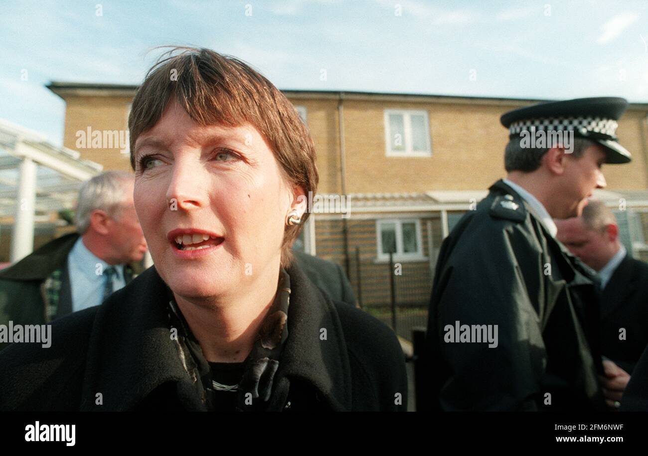 Die 10-jährige Damilola Taylor wurde am 2000. Dezember auf dem Anwesen North Peckham ermordet Harriet Harman und der Superintendant Rod Jarman halten eine Pressekonferenz neben dem Wohnblock, in dem der Mord stattgefunden hat. Stockfoto